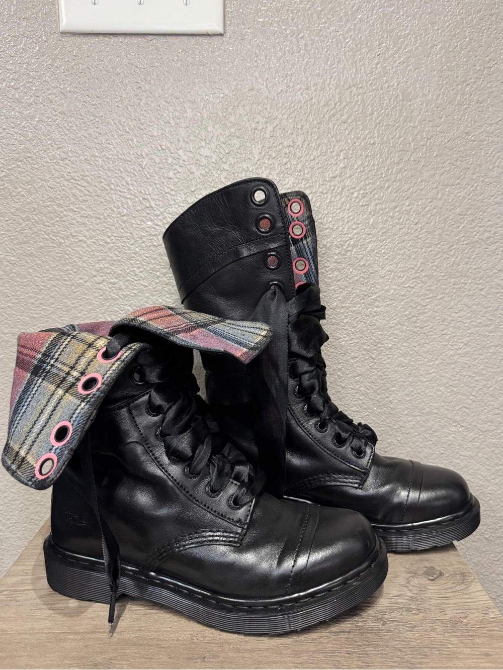 Dr. Martens 1914 Triumph Black Leather Plaid Fold Over Boots Women’s Size 9